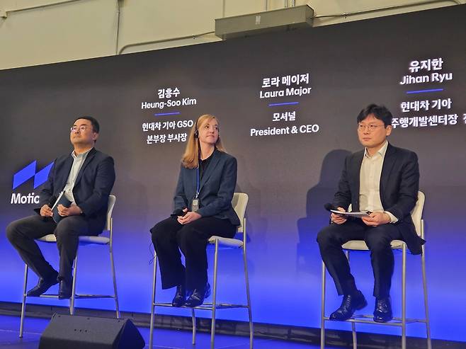 8일(현지시각) 미국 라스베이거스에 있는 모셔널 테크니컬 센터에서 왼쪽부터 김흥수 현대차·기아 글로벌전략(GSO) 본부장, 로라 메이저 모셔널 CEO, 유지한 현대차·기아 자율주행센터장이 질의 응답을 하고 있다. /김지환 기자