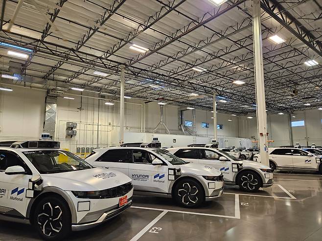 8일(현지시각) 미국 라스베이거스에 있는 모셔널 테크니컬 센터 내 차고의 모습. 아이오닉5 로보택시들이 주차돼 있다. /김지환 기자