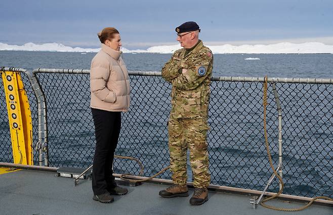 메테 프레데릭센 덴마크 총리가 2025년 4월 3일 그린란드 누크 인근 해역에서 국방부 조사선 베데렌호를 타고 소에렌 안데르센 북극사령부 사령관과 대화를 나누고 있다. /연합뉴스