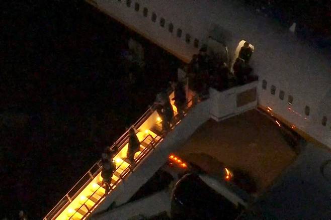 니콜라스 마두로 베네수엘라 대통령이 3일 미국 뉴욕주 뉴버그 스튜어트 주방위군 기지에서 맨해튼 연방 법원으로 이동하고 있다. /연합뉴스