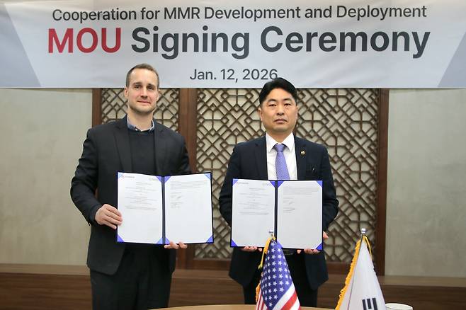 김종완(오른쪽) DS단석 대표와 제임스 워커(James Walker) 나노 뉴클리어 에너지 CEO가 12일 MMR 기술 개발 및 상용화를 위한 MOU 체결 후 기념사진을 촬영하고 있다. /DS단석