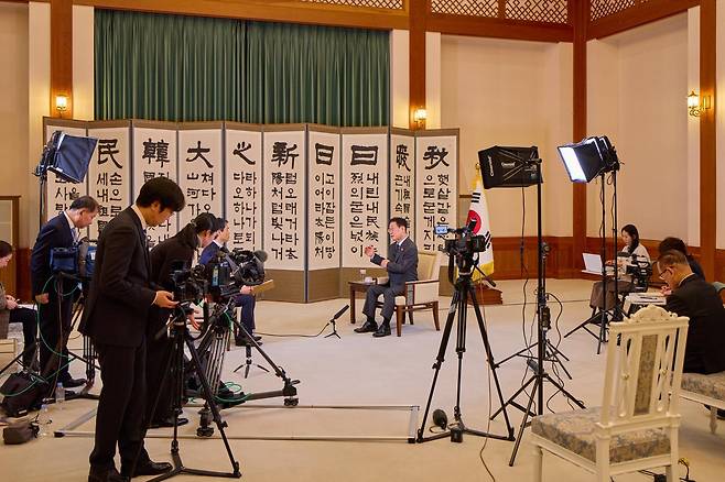 이재명 대통령이 12일 NHK와 인터뷰를 갖고 있다. 청와대 제공