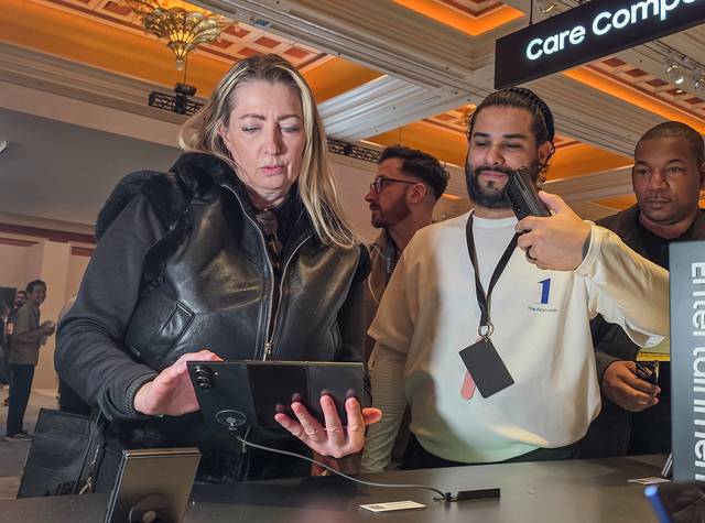 관람객이 미국 라스베이거스에서 열리는 세계 최대 전자 전시회 ‘CES 2026’에 마련된 윈호텔 삼성전자 단독 전시관에서 삼성전자 ‘갤럭시 Z 트라이폴드’를구경하고 있다. 삼성전자 제공