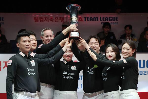 강동궁 등 SK렌터카 선수들이 11일 피비에이 팀리그 정규리그 1위를 확정한 뒤 우승컵을 들고 있다. SK렌터카는 포스트시즌 파이널에 직행한다. PBA 제공