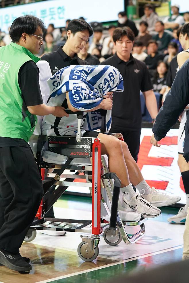 지난 8일 경기 도중 부상으로 코트를 벗어나는 조엘 카굴랑안(수원 KT). 프로농구연맹 제공