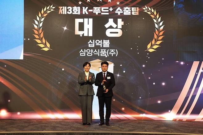 2025년 12월 23일 농림축산식품부는 ‘케이-푸드 수출탑 플러스 시상식’을 열어 불닭볶음면 제조사인 삼양식품에 대상을 줬다. 불닭볶음면은 수입밀 100%로 만들어진다. 왼쪽은 송미령 농식품부 장관. 농식품부 제공