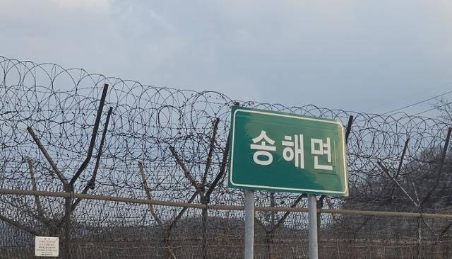 11일 인천 강화군 송해면 곳곳에 설치된 철책. 강화도=김형준 기자