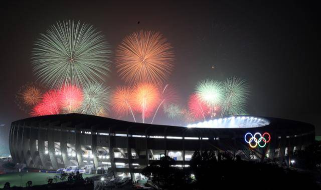 서울 송파구 잠실종합운동장에서 불꽃쇼가 펼쳐지고 있다. 뉴시스
