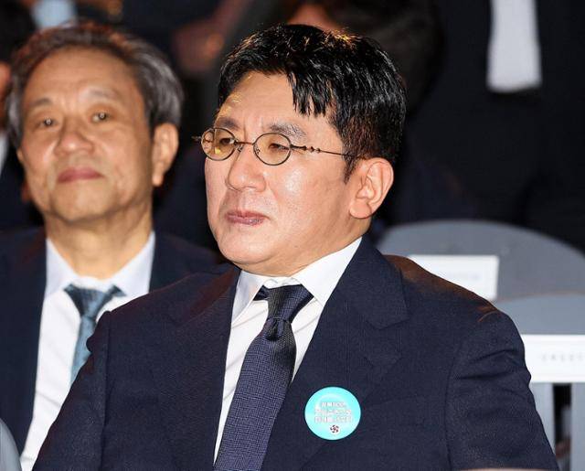 방시혁(오른쪽) 하이브 의장이 2025년 8월 15일 서울 세종대로 광화문광장에서 열린 제21대 대통령 국민임명식 '광복 80년, 국민주권으로 미래를 세우다' 행사에 참석해 있다. 왕태석 선임기자