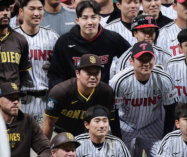 18일 서울 고척스카이돔에서 열린 ‘메이저리그 월드투어 서울 시리즈 2024’ 샌디에이고 파드리스와 LG 트윈스의 경기. 샌디에이고가 5-4로 승리했다. 경기 후 고우석, 오지환, 임찬규, 박해민, 신민재 등 양팀 선수들이 기념촬영을 하고 있다. 고척돔=정시종 기자 capa@edaily.co.kr /2024.03.18.