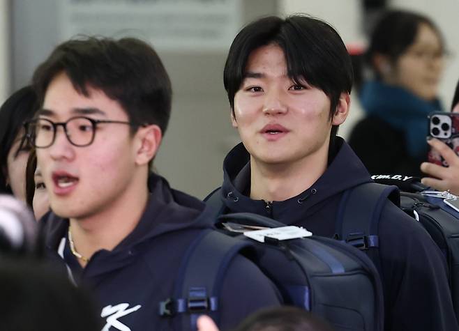 <yonhap photo-2329="">한국 야구대표팀 김도영이 9일 인천국제공항 1터미널에서 월드베이스볼클래식(WBC) 1차 캠프지인 사이판으로 출국하고 있다. 2026.1.9 [연합뉴스]</yonhap>