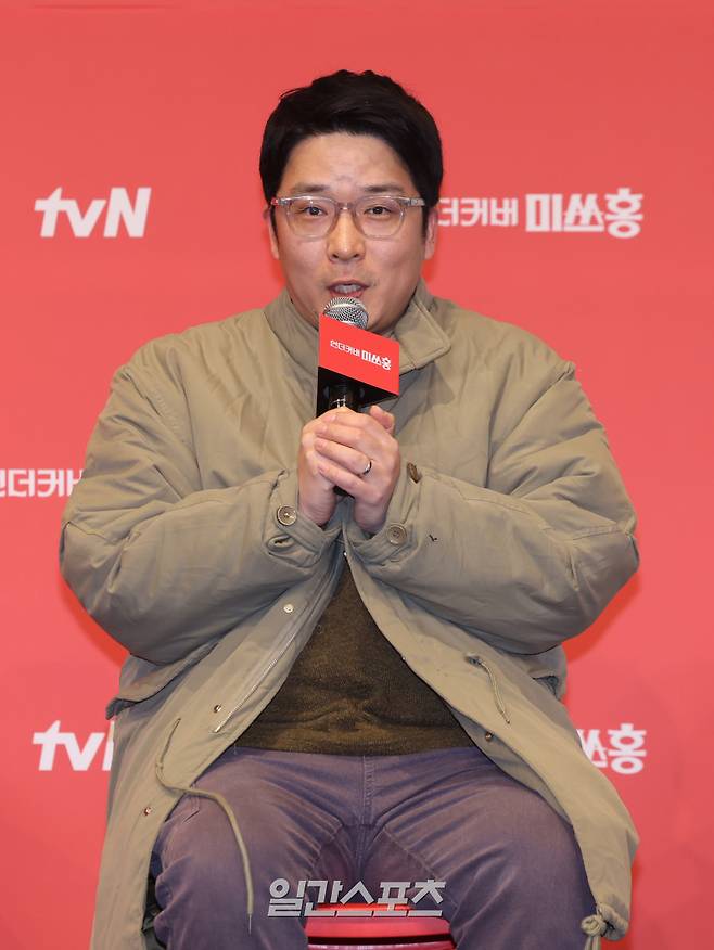 박선호 감독이 12일 오후 서울 구로구 더링크에서 열린 tvN 새 토일드라마 '언더커버 미쓰홍' 제작발표회에 참석해 인사말을 하고 있다. '언더커버 미쓰홍'은 1990년대 세기말, 30대 엘리트 증권감독관 홍금보가 수상한 자금의 흐름이 포착된 증권사에 20살 말단 사원으로 위장취업하며 벌어지는 좌충우돌 레트로 오피스 코미디. 오는 17일 밤 9시 10분 첫 방송. 서병수 기자 qudtn@edaily.co.kr /2026.01.12/