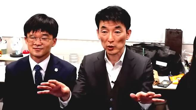 김용현 전 국방부 장관 변호인 이하상 변호사(사진 가운데)