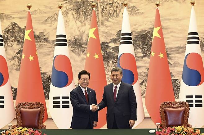 이재명 대통령과 시진핑 중국 국가주석이 지난 5일 오후 중국 베이징 인민대회당에서 열린 MOU 서명식에서 악수를 하고 있다. [청와대사진기자단]