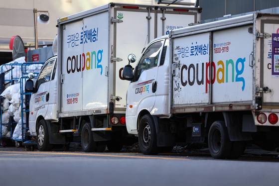 서울 시내 한 쿠팡 물류센터에 주차된 배송차량. 뉴스1