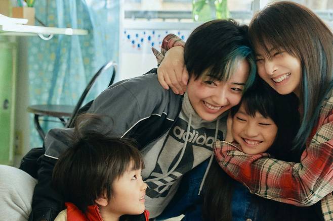 영화 '나이트 플라워'의 한 장면. 두 자녀를 먹여 살리기 위해 마약 판매상이 된 나츠키(오른쪽, 기타가와 게이코)와 격투기 선수인 그의 파트너 타마에(모리타 미사토)의 이야기다. 사진 플러스엠 엔터테인먼트