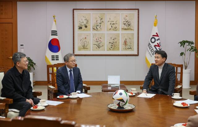 ▲ 더불어민주당 송기헌 국회의원(원주 을)과 국민의힘 박정하 국회의원(원주 갑)이 9일 강원도청 통상상담실에서 김진태 도지사와 만나 원주의 미래산업 기반 구축과 지역균형발전 핵심 과제들에 대해 논의하고 있다.  강원도 제공