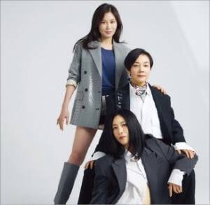 ‘춤이 말하다’ 제작 및 출연진. 위부터 배우 문소리, 안무가 안애순, 안무가 리아킴.  안애순컴퍼니 제공