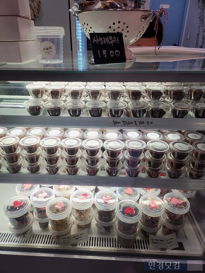 쇼케이스에 있는 상품이 전부 '두쫀쿠'로 통일된 모습/사진=이미나 기자