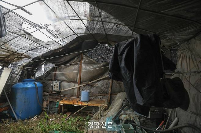 2022년 경기도 포천시의 한 비닐하우스 농장 인근 폐쇄된 이주노동자 농막 기숙사 내부 모습.  포천 | 성동훈 기자