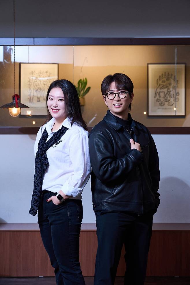 4년 만에 돌아온 뮤지컬 <비틀쥬스>의 심설인 협력연출과 이창호 작가(왼쪽부터).   CJ ENM 제공