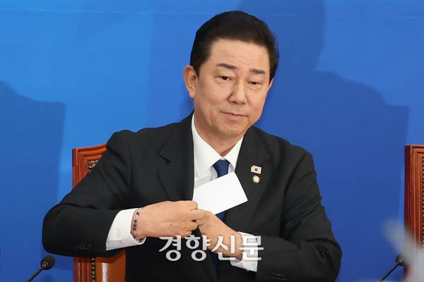 김병기 더불어민주당 의원이 지난해 12월30일 국회에서 열린 원내대책회의에서 원내대표직 사퇴 의사를 밝힌 후 입장문을 집어넣고 있다. 한수빈 기자