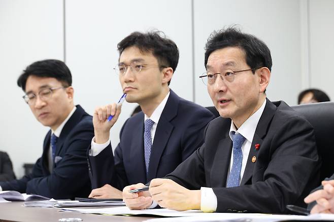 국무총리 산하 검찰개혁추진단장인 윤창렬 국무조정실장이 12일 정부서울청사 창성별관에서 열린 공소청·중대범죄수사청법안 입법예고 관련 기자간담회에서 발언하고 있다. 연합뉴스