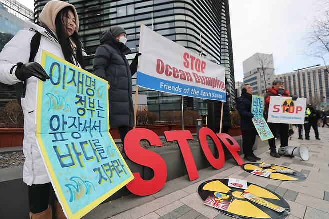 Members of the Asian Citizen’s Center for Environment and Health hold a news conference in front of the Japanese Embassy in Seoul on Monday, calling for a halt to the release of treated Fukushima nuclear wastewater into the ocean, a day ahead of a South Korea–Japan summit. (Yonhap)