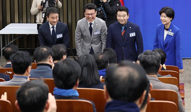 Candidates running in a by-election to choose a new Democratic Party floor leader following the resignation of Kim Byung-kee greet lawmakers at a general meeting to elect the party’s second-term floor leader at the National Assembly in Yeouido, western Seoul, on Jan. 11. From left: Han Byung-do, Jin Sung-joon, Park Jeung and Back Hye-ryun. [YONHAP]