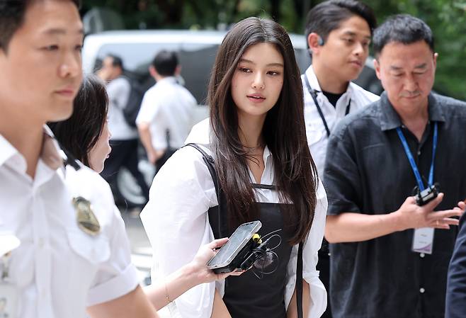NewJeans member Danielle, center, appears at Seoul Central District Court in southern Seoul on Aug. 14, 2025. [NEWS1]