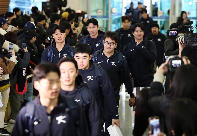 The Korean national baseball team departs from Incheon International Airport on Jan. 9. [YONHAP]