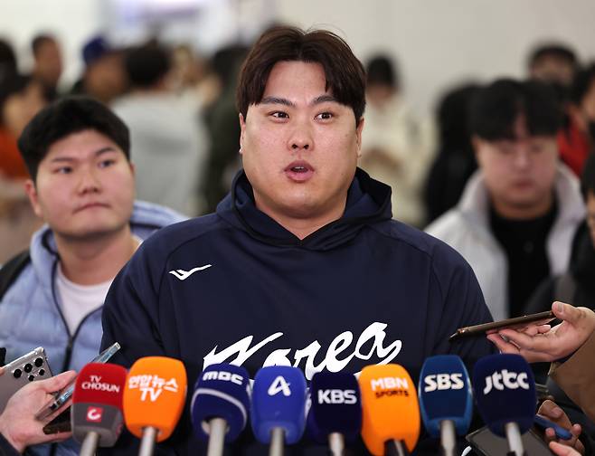 Ryu Hyun-jin speaks to reporters at Incheon International Airport on Jan. 9. [NEWS1]