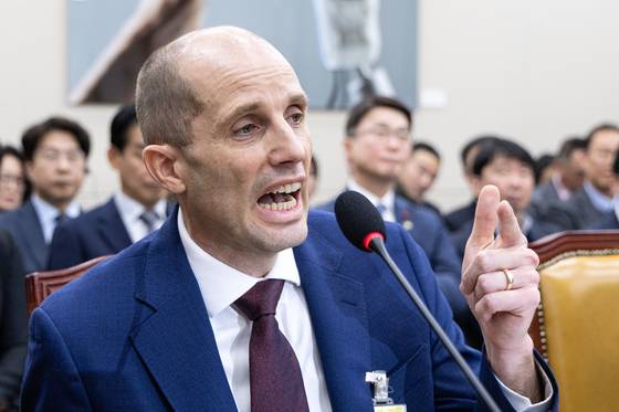 Harold Rogers, interim CEO of Coupang Korea, answers lawmakers’ questions at a joint parliamentary hearing on Coupang's personal data leak, unfair trade practices and labor conditions at the National Assembly in Yeouido, western Seoul, on Dec. 30, 2025. [NEWS1]