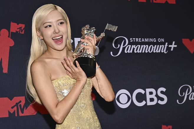 Rose poses with the Song of the Year award for ″APT.″ (2024) during the MTV Video Music Awards on Sept. 7. 2025, at UBS Arena in Elmont, N.Y. [AP/YONHAP] 로제