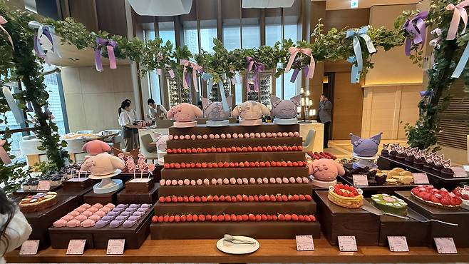 Conrad Seoul’s strawberry buffet features unlimited strawberries and a variety of pastries themed around Kuromi and My Melody. [WOO JI-WON]