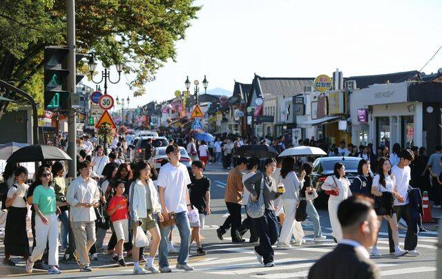 경주 황리단길을 찾은 관광객들이 거리를 가득 메우고 있다. 경주시 제공