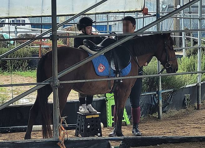 제주시 애월읍의 한 승마장에서 초등학생이 말 타는 법을 배우고 있다. 문정임 기자