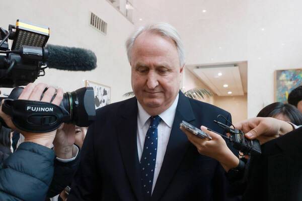 국민의힘 인요한 의원이 지난달 10일 국회 소통관에서 의원직 사퇴를 표명한 뒤 차량으로 향하고 있다. 연합뉴스