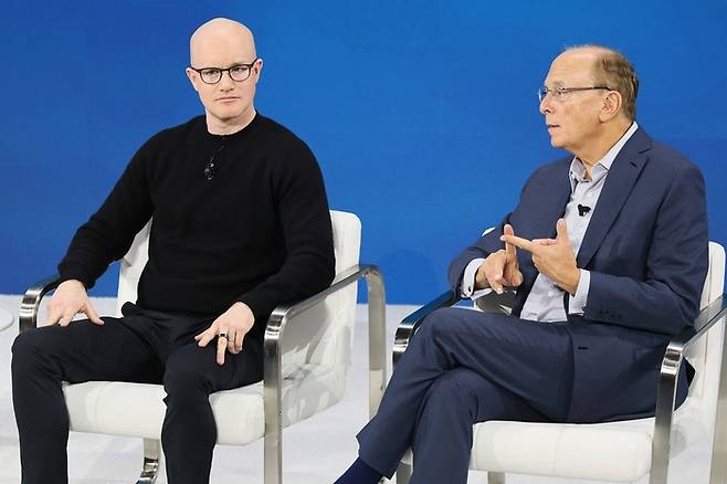 브라이언 암스트롱 코인베이스 CEO(왼쪽)와 래리 핑크 블랙록 회장이 지난달 3일(현지시간) 미국 뉴욕 링컨센터에서 열린 ‘2025 뉴욕타임스 딜북 서밋’ 무대에서 대담을 나누고 있다. [사진=AFP연합]