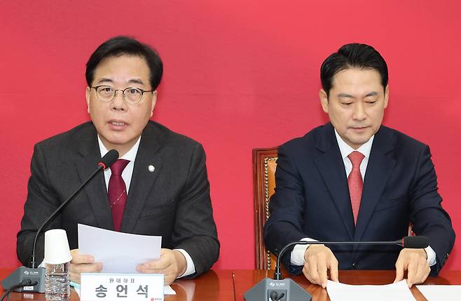 송언석 국민의힘 원내대표(왼쪽)가 12일 서울 여의도 국회에서 열린 최고위원회의에서 발언하고 있다. 오른쪽은 장동혁 국민의힘 대표. [사진 출처 = 연합뉴스]