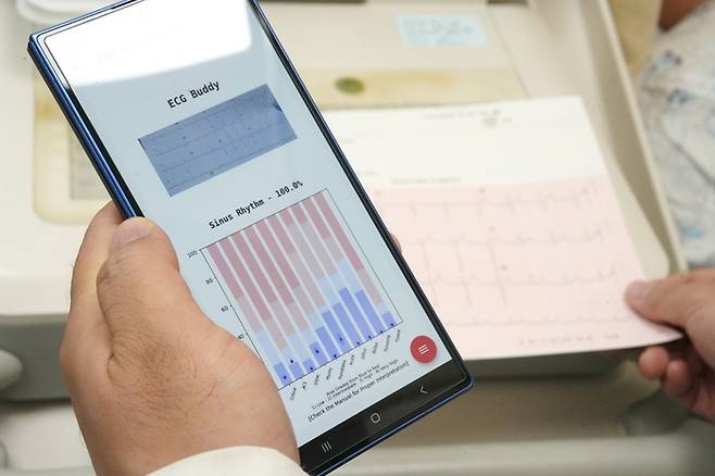 분당서울대병원 의료진이 만든 스마트폰 앱 ‘ECG 버디’가 심전도 사진을 분석한 결과를 보여주고 있다. AI는 육안으로는 식별하기 힘든 파형 변화를 분석해 ‘위험도’를 표시해준다. [분당서울대병원]