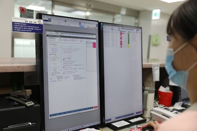 김희주 한림대강남성심병원 간호사가 환자의 ‘낙상 위험률’ 지표를 체크하고 있다. 이 병원은 지난 2020년부터 환자의 낙상 확률을 예측하는 AI를 자체 개발해 사용하고 있다.   [한림대성심병원]