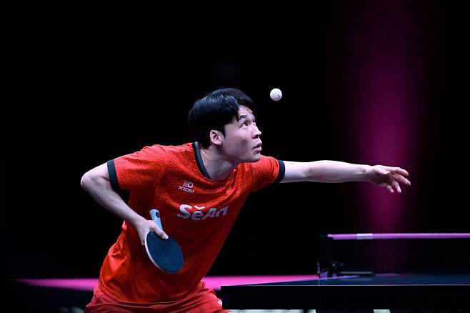 장우진이 12일 열린 WTT챔피언스 도하 남자단식 결승전에서 서브를 넣고 있다. AFP연합뉴스