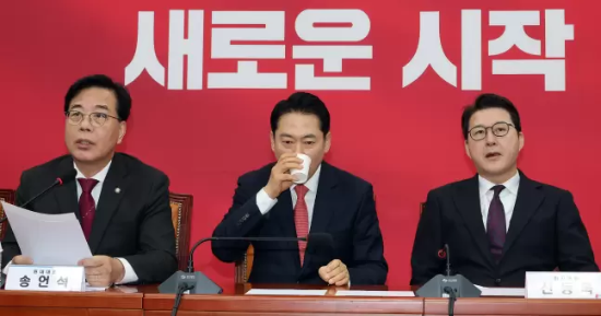 국민의힘 장동혁 대표(가운데)가 12일 국회에서 열린 최고위원회의에서 물을 마시며 목을 축이고 있다. (사진=연합뉴스)