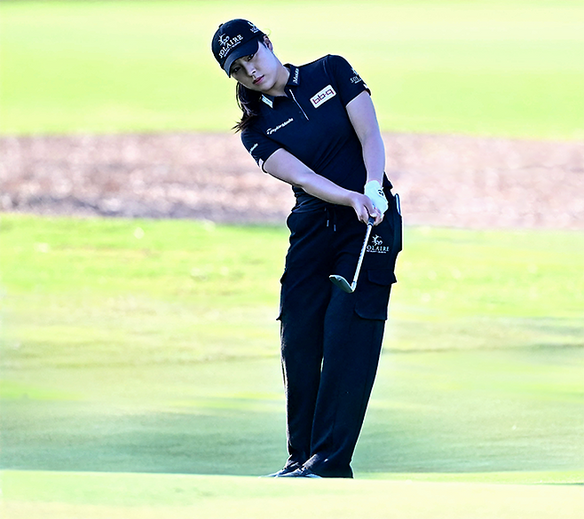 윤이나가 2025년 11월 미국여자프로골프 LPGA투어 디 안니카 드리븐 바이 게인브릿지 앳 펠리컨 1라운드 8번 홀에서 칩샷을 하고 있다. 사진=Getty Images=연합뉴스 제공