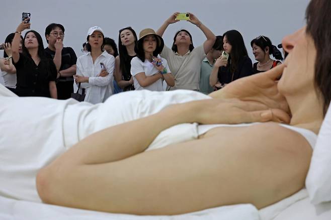 지난해 '론 뮤익' 전시가 열리는 서울 종로구 국립현대미술관 서울관을 찾은 관람객들이 전시 적품을 감상하고 있다. / 사진 = 뉴시스
