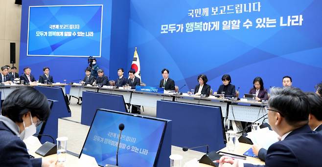 김영훈 고용노동 장관이 12일 세종시 정부컨벤션센터에서 열린 한국산업인력공단 등 산하기관 업무보고에서 발언하고 있다. 2026.1.12/뉴스1 Copyright (C) 뉴스1. All rights reserved. 무단 전재 및 재배포, AI학습 이용 금지. /사진=뉴스1