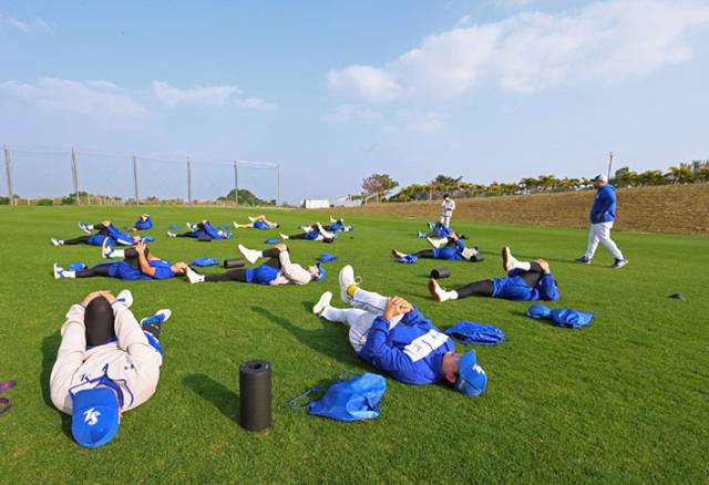 일본 오키나와 온나손에서 훈련에 앞서 스트레칭으로 몸을 푸는 삼성 선수들의 모습. 삼성 제공