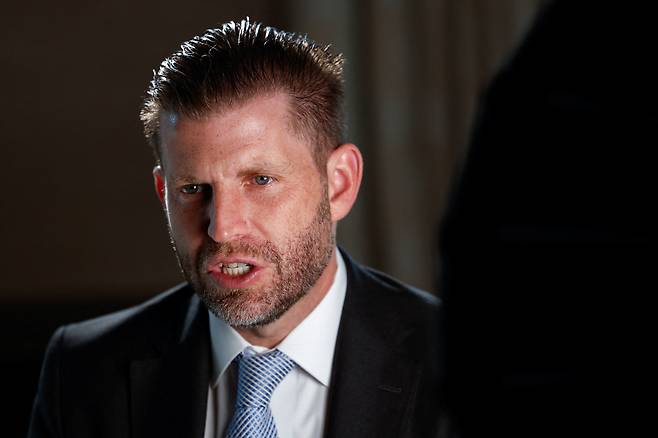 트럼프 오거니제이션의 부사장이자 도널드 트럼프 미국 대통령의 차남 에릭 트럼프가 11일(현지시간) 사우디아라비아 리야드에서 로이터통신과 인터뷰를 하고 있다. [로이터]