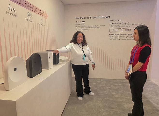 관람객이 미국 라스베이거스에서 열리는 세계 최대 전자 전시회 ‘CES 2026’에 마련된 윈호텔 삼성전자 단독 전시관에서 삼성전자 와이파이 스피커 ‘뮤직 스튜디오 5’를구경하고 있다. [삼성전자 제공]